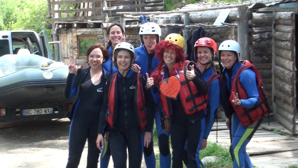  un EVJF prêt a faire une descente en rafting sur l'Ubaye