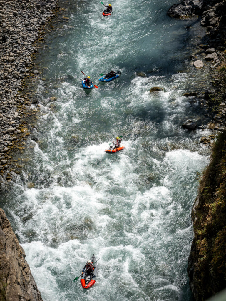 Kayak qui descend sur un super niveau d'eau de l'ubaye