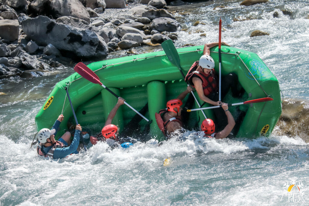 A raft of a group of stag parties which turns around on the Ubaye.