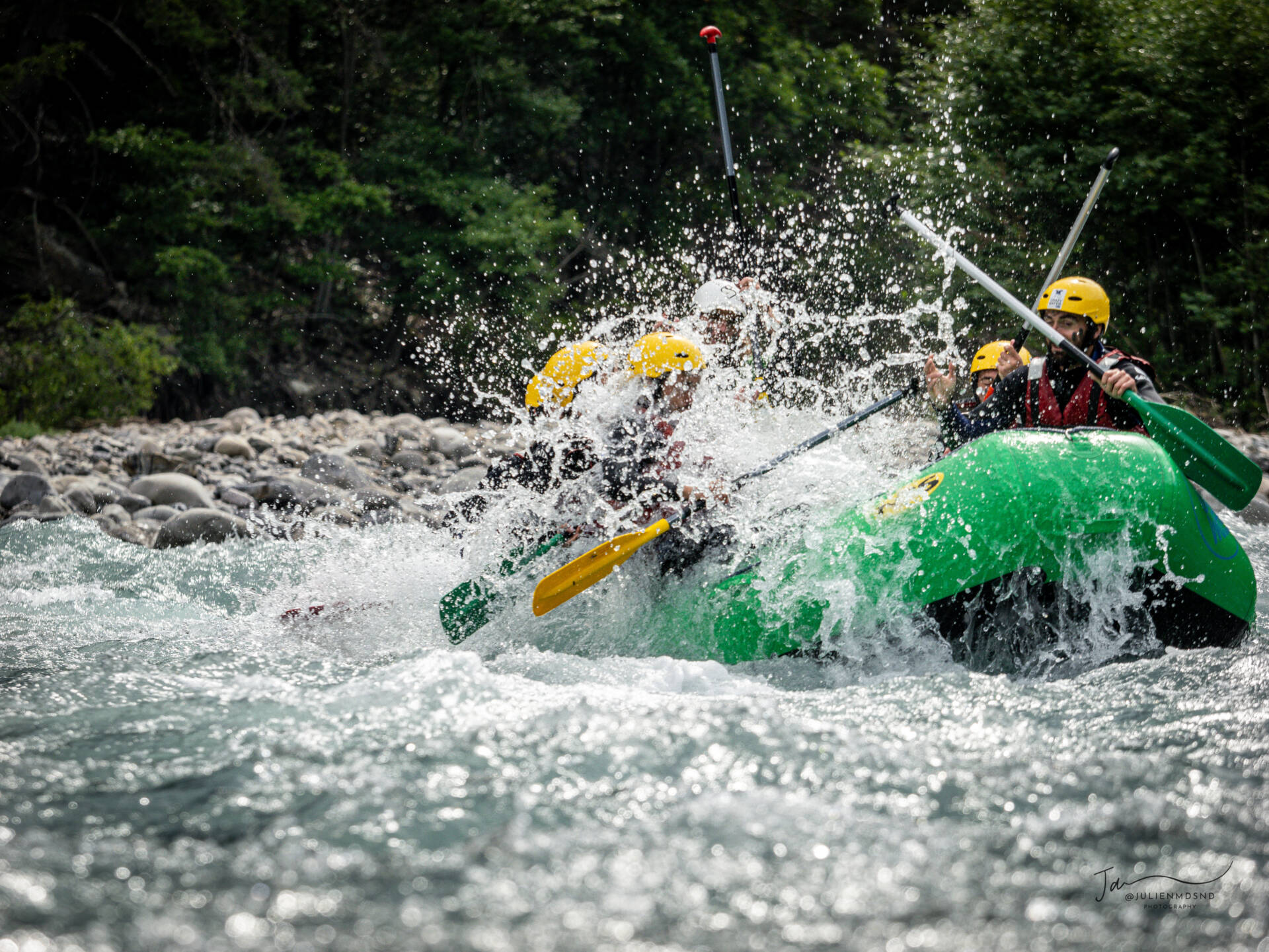 un rafting vert qui descend les gorges du verdon