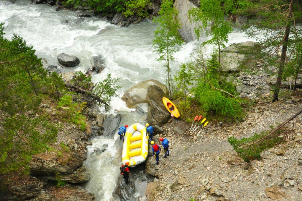 Embarquement en rafting sur la rivière le Bachelard à 5 minutes de Barcelonnette