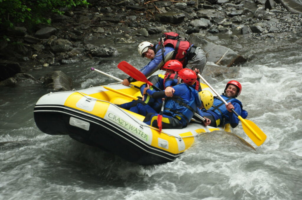 Un rafting jaune sur le Bachelard qui se déplace pour éviter de rester coincé.