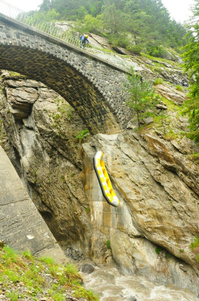 Embarquement sur la rivière en rafting dans la vallée du Bachelard Alpes. Descente du raft en rappel du pont