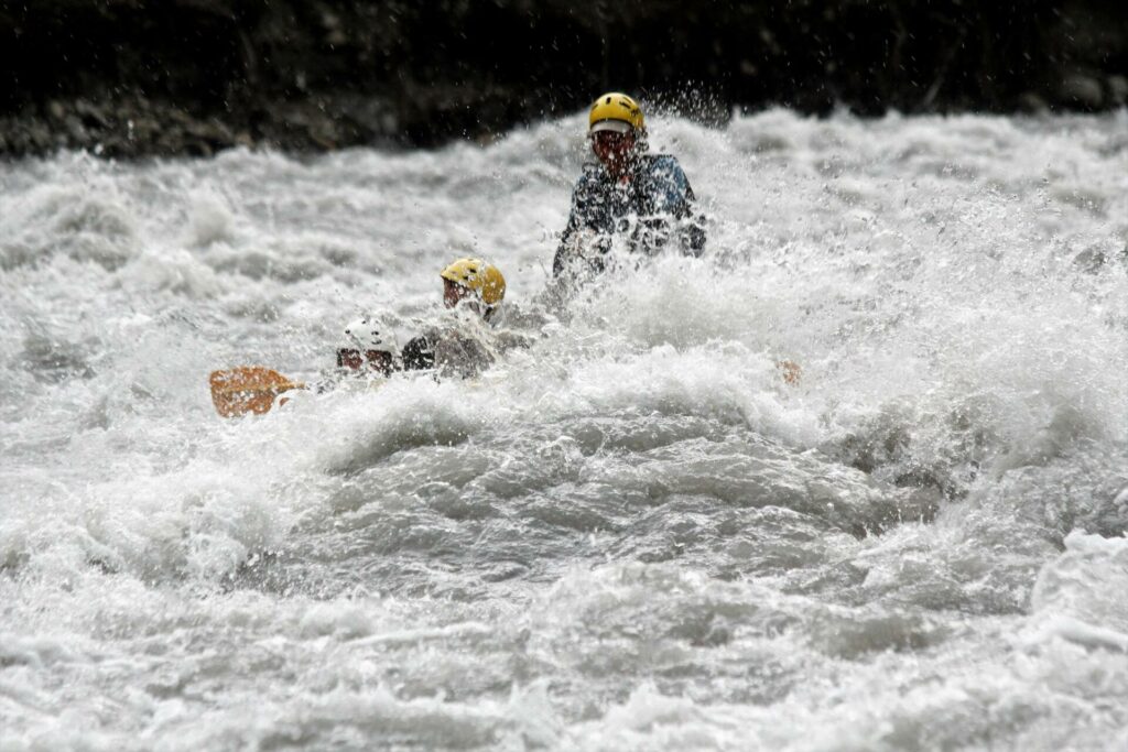 Descente en raft dans les Alpes à travers des grosse eau vive