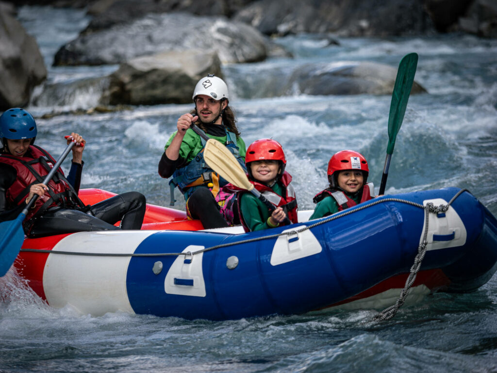 Familieraften op het prachtige witte water van de Alpen