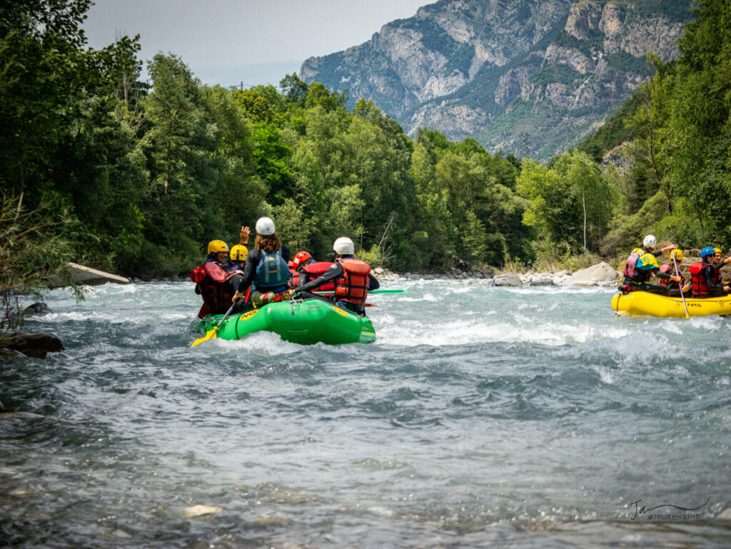 un rafting d'enfant de 5 ans qui descend la rivière de l'Ubaye