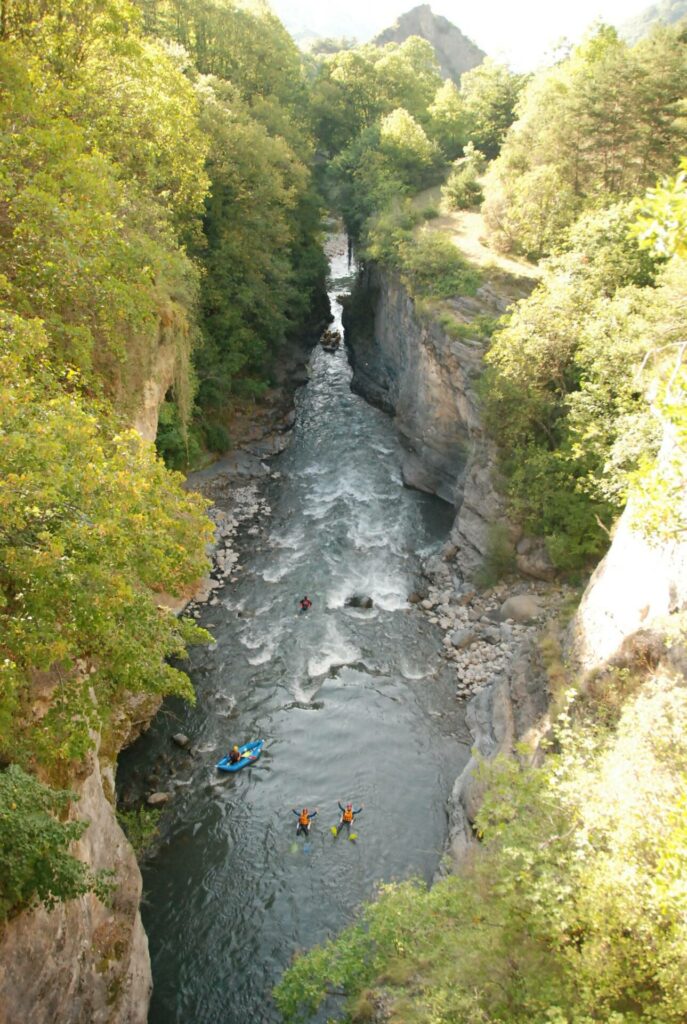 Plongez en hydrospeed dans les gorges de l'Ubaye dans une végétation sauvage