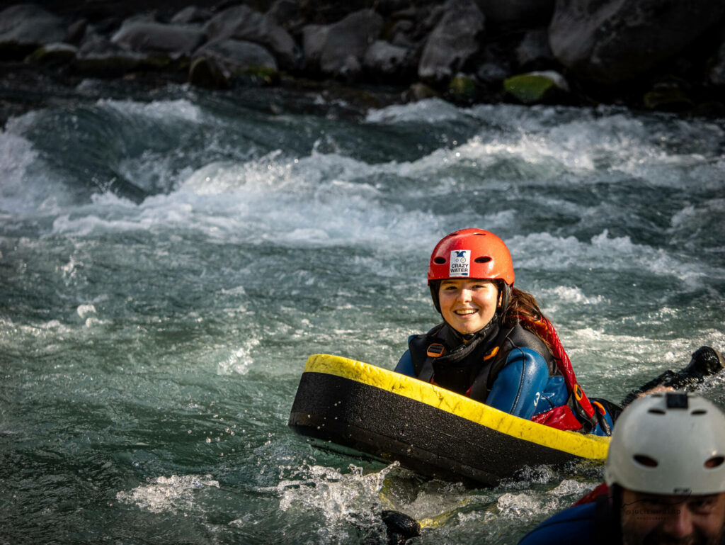 Sport en eaux vives : hydrospeed sur une rivière agitée, dans les alpes