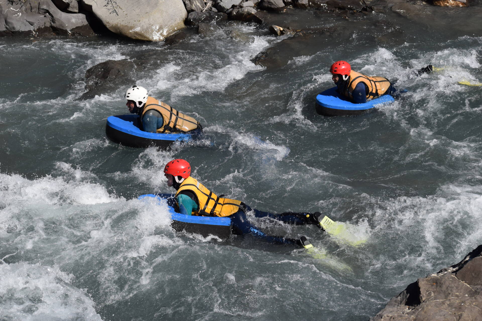 un groupe d'hydro qui descend la rivière dans les Apes