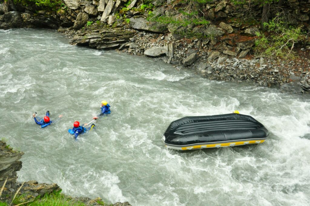 Un raft sur le Bachelard dans la vallée de l'Ubaye qui est à l'envers