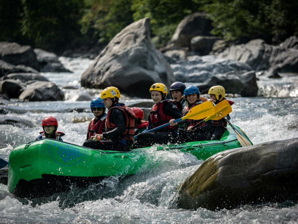 A green raft arriving from Pra loup in Ubaye