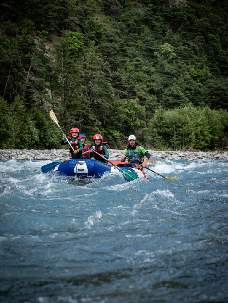 Des enfants en rafting bleu pour une descente sur l'Ubaye. A partir de quelle âge le rafting ?