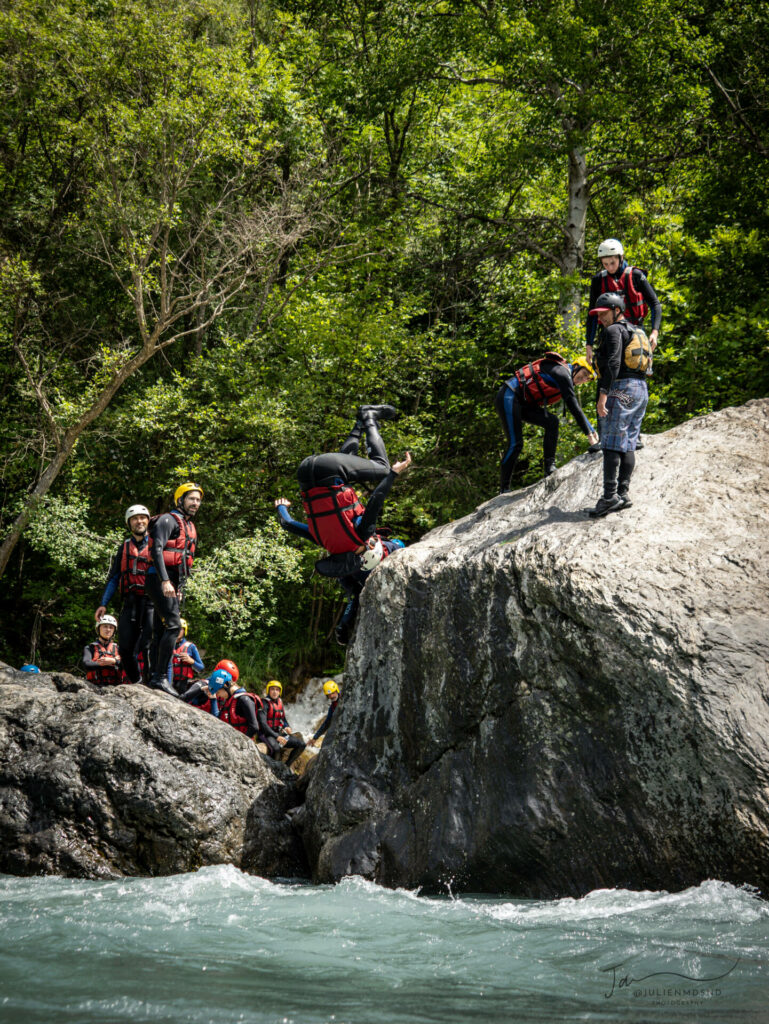 Saut d'un rocher pour un enterrement de vie de jeune fille