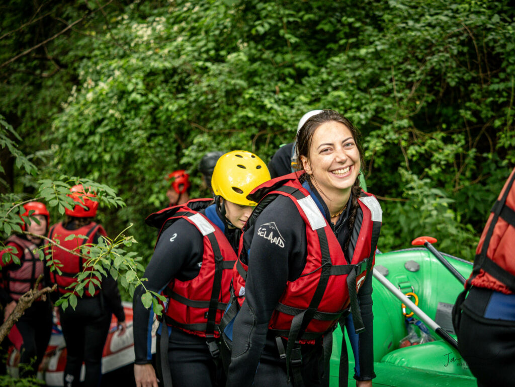 Un groupe evjf heureux après la descente en raft de l'Ubaye