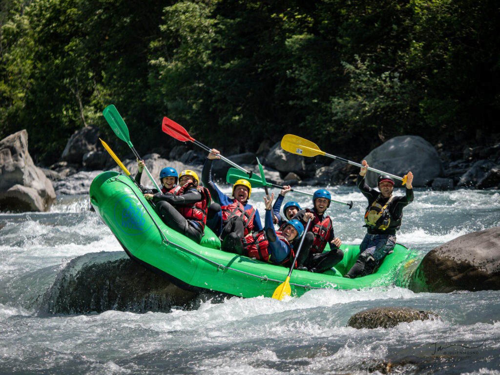 un rafting vert avec son équipe pour un weekend en Montagne