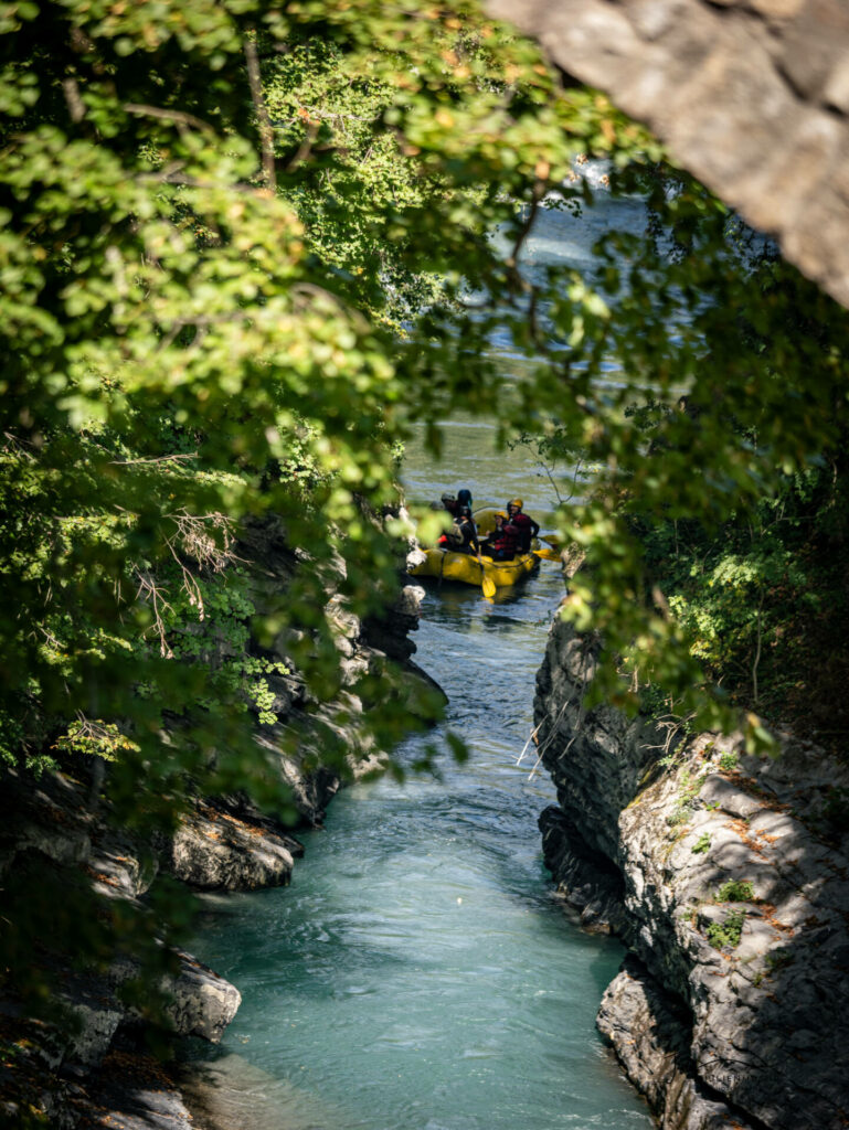 Un raft qui traverse les gorges de l'ubaye pour un weekend montagne rafting